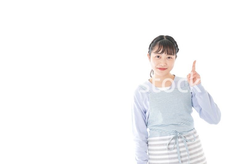 笑顔で指差す若い主婦