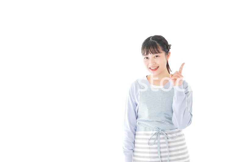 笑顔で指差す若い主婦