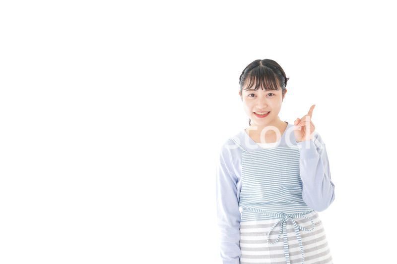 笑顔で指差す若い主婦