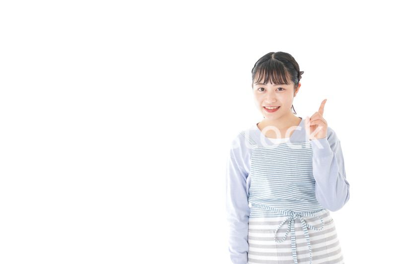 笑顔で指差す若い主婦