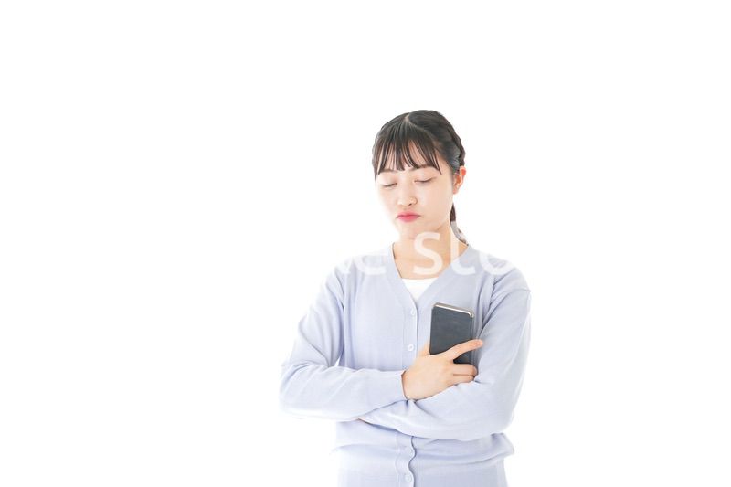 スマホを使う若い女子学生