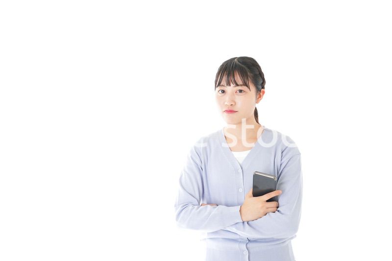 スマホを使う若い女子学生