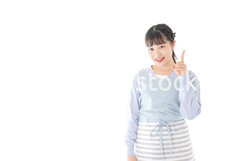 笑顔で指差す若い主婦