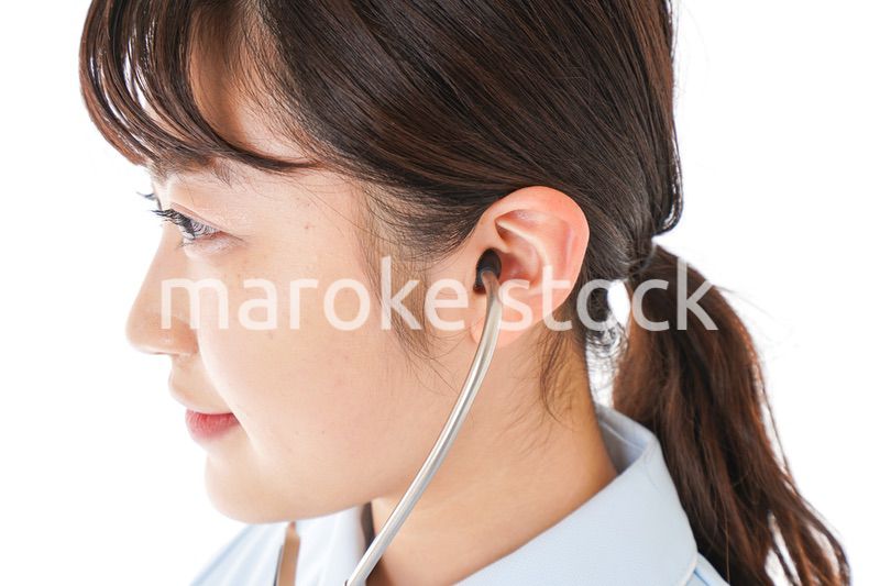 診察をするナース