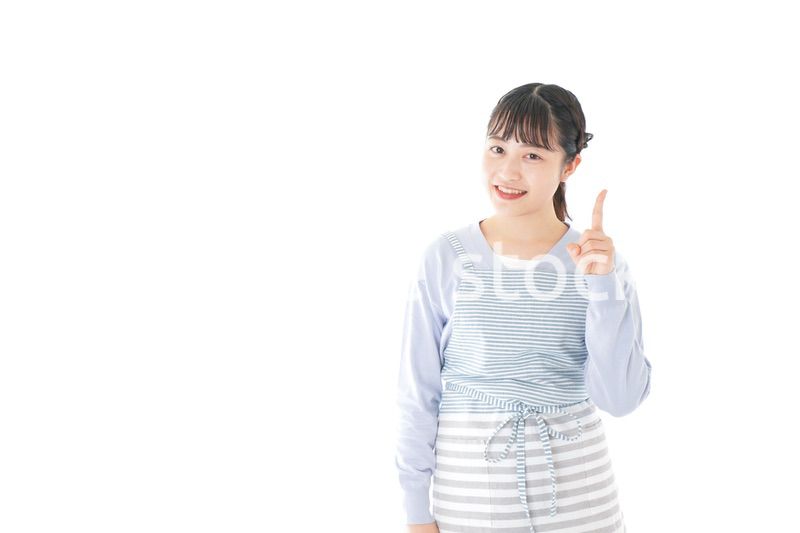 笑顔で指差す若い主婦