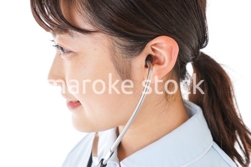 診察をするナース