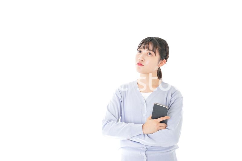 スマホを使う若い女子学生