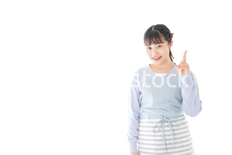 笑顔で指差す若い主婦