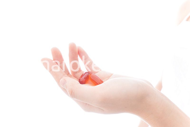 薬・サプリメントを飲む若い女性