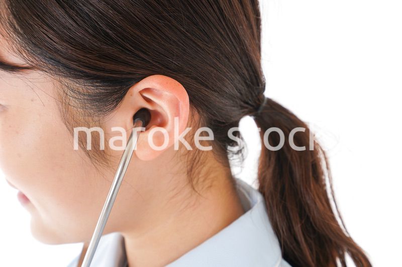 診察をするナース