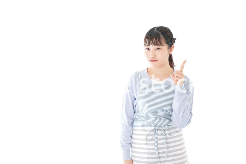 笑顔で指差す若い主婦