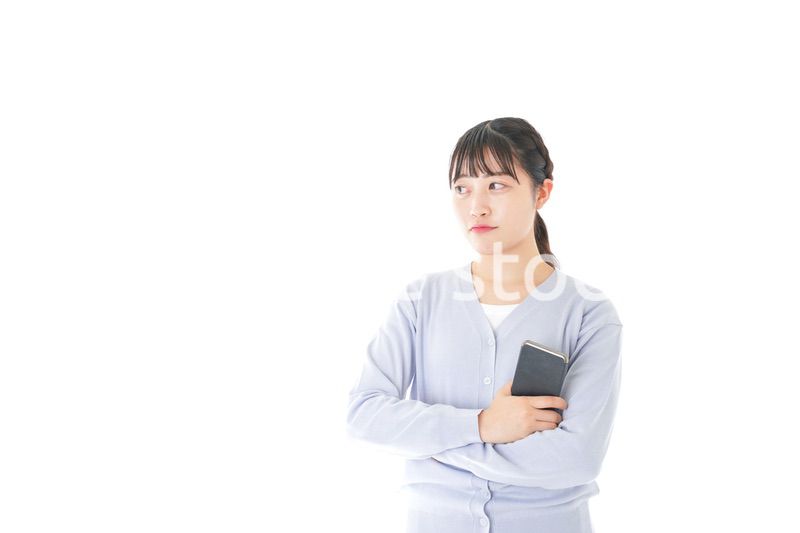 スマホを使う若い女子学生