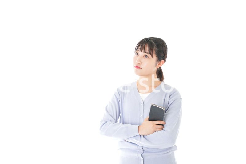 スマホを使う若い女子学生