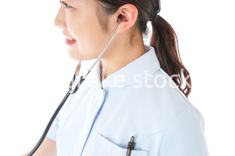 診察をするナース