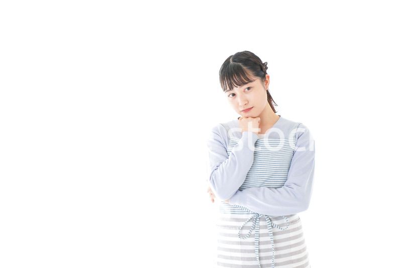 悩む若い主婦