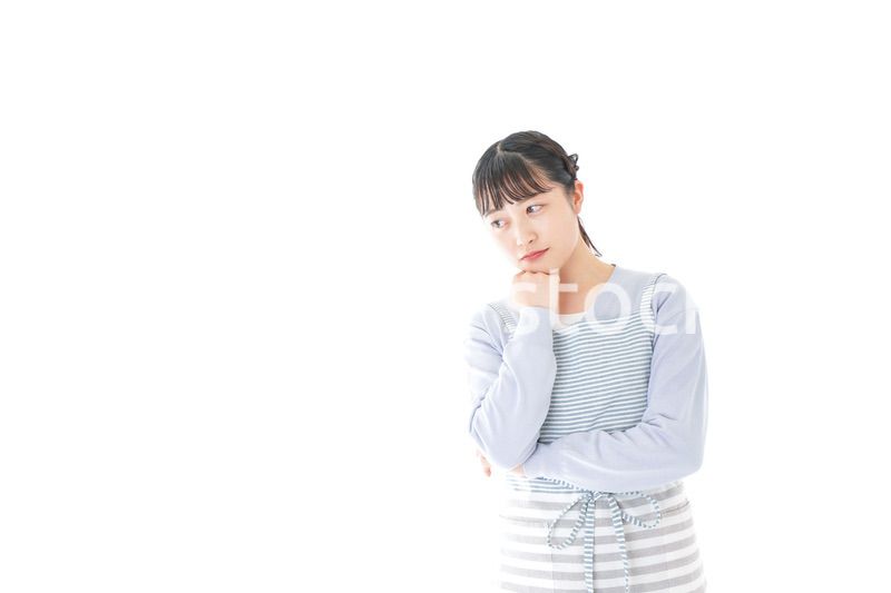 悩む若い主婦