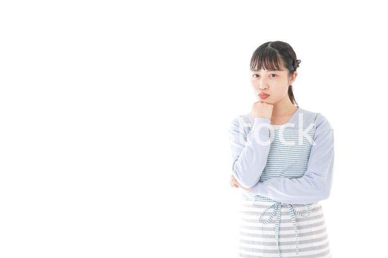 悩む若い主婦