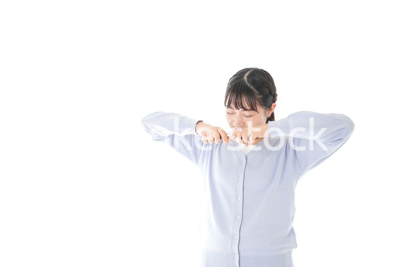 スマホを壊す若い女子学生