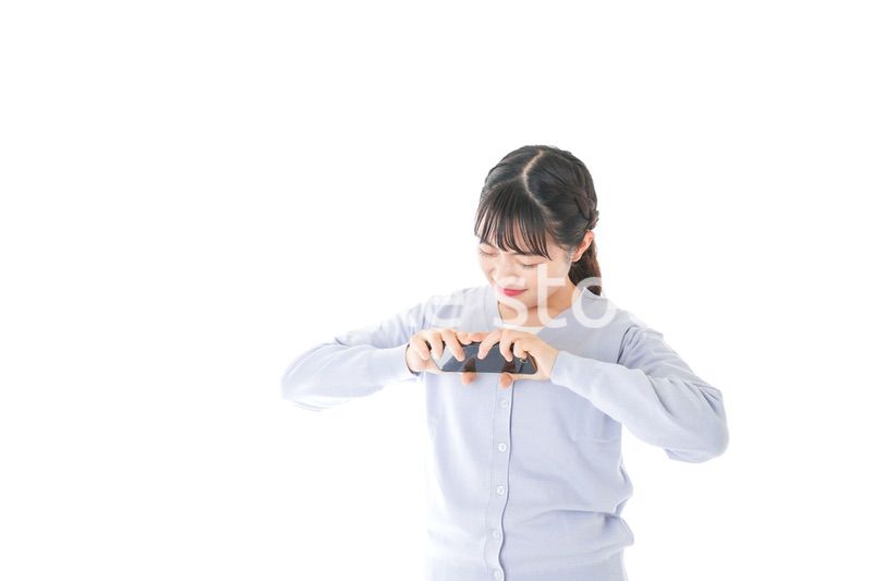 スマホを壊す若い女子学生