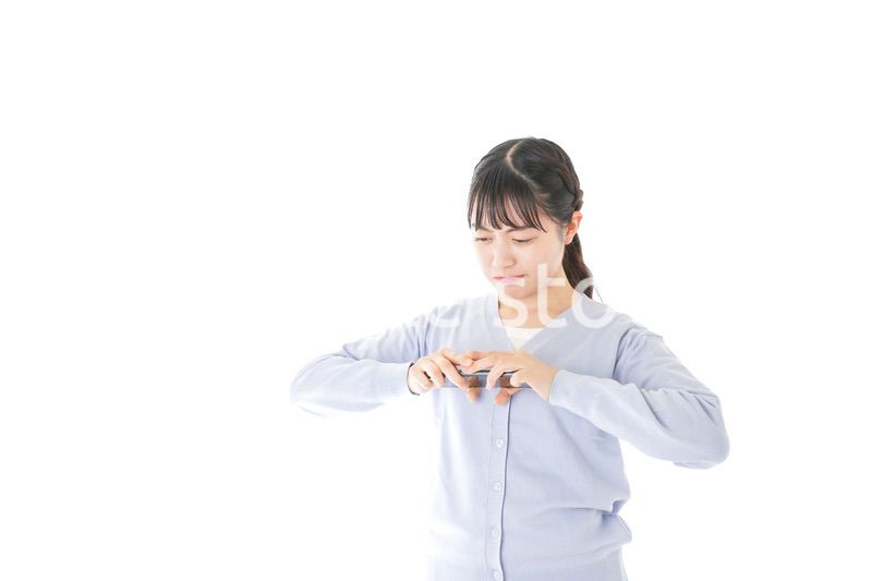 スマホを壊す若い女子学生