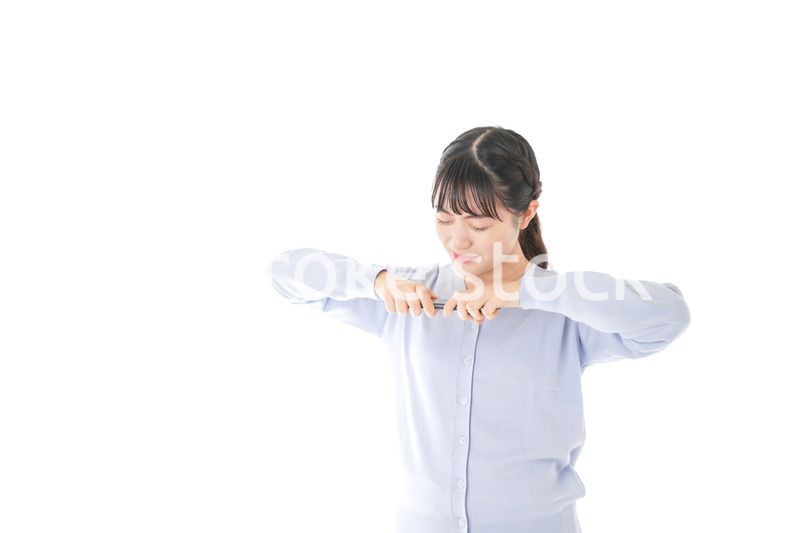 スマホを壊す若い女子学生