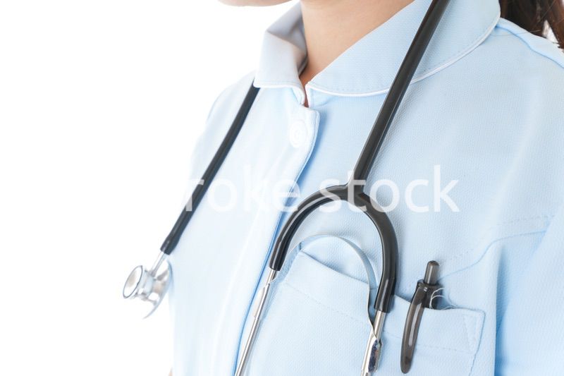 ナース服を着た若い女性看護師