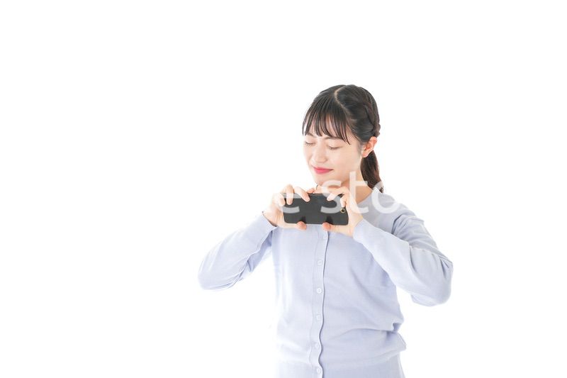 スマホを壊す若い女子学生