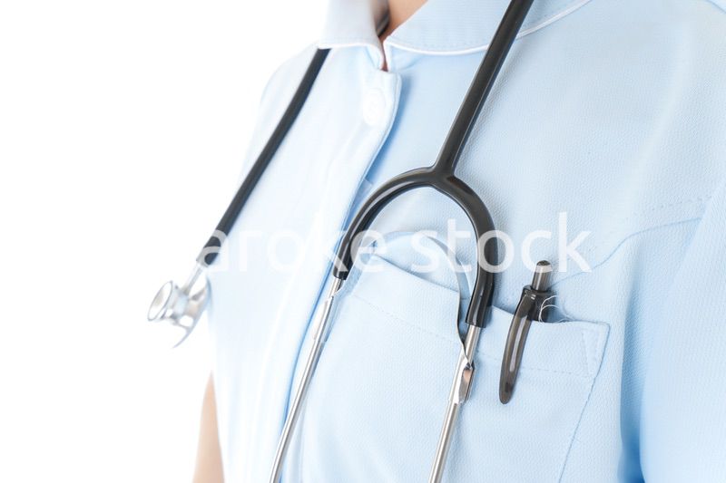 ナース服を着た若い女性看護師