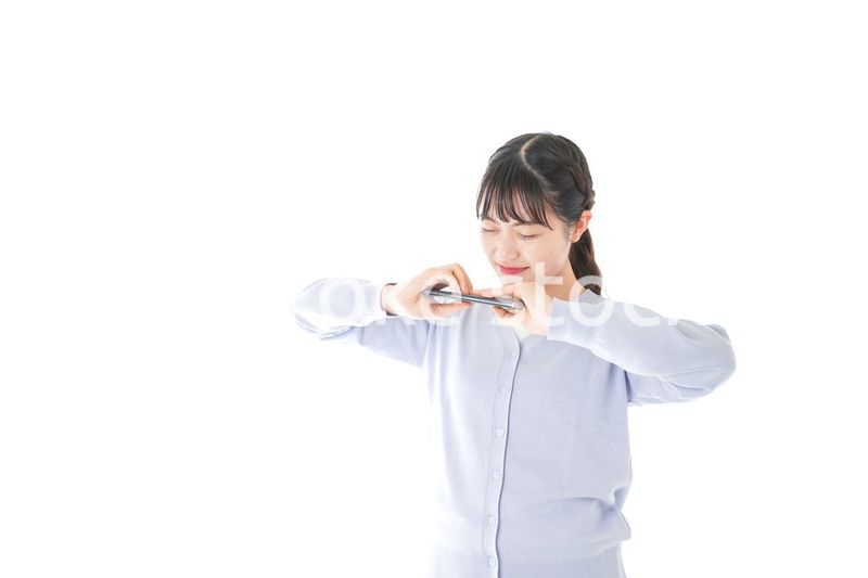 スマホを壊す若い女子学生