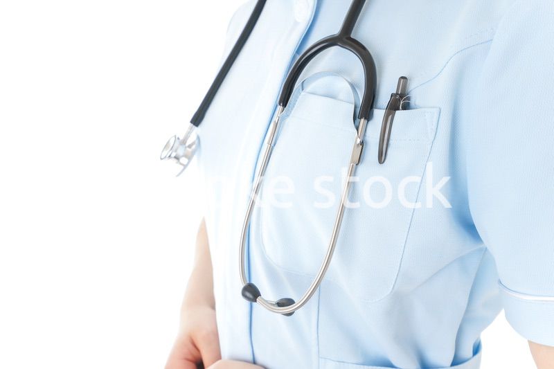 ナース服を着た若い女性看護師