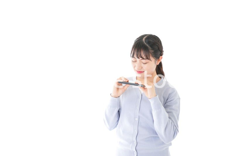 スマホを壊す若い女子学生