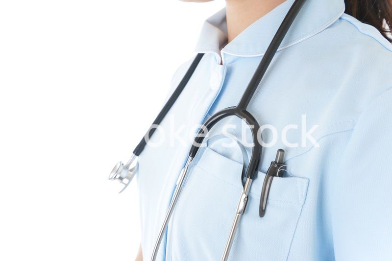 ナース服を着た若い女性看護師