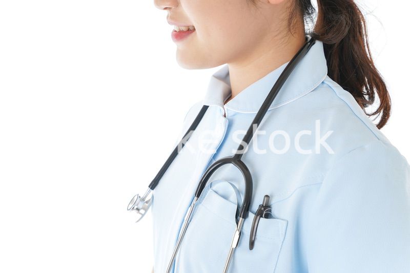 ナース服を着た若い女性看護師