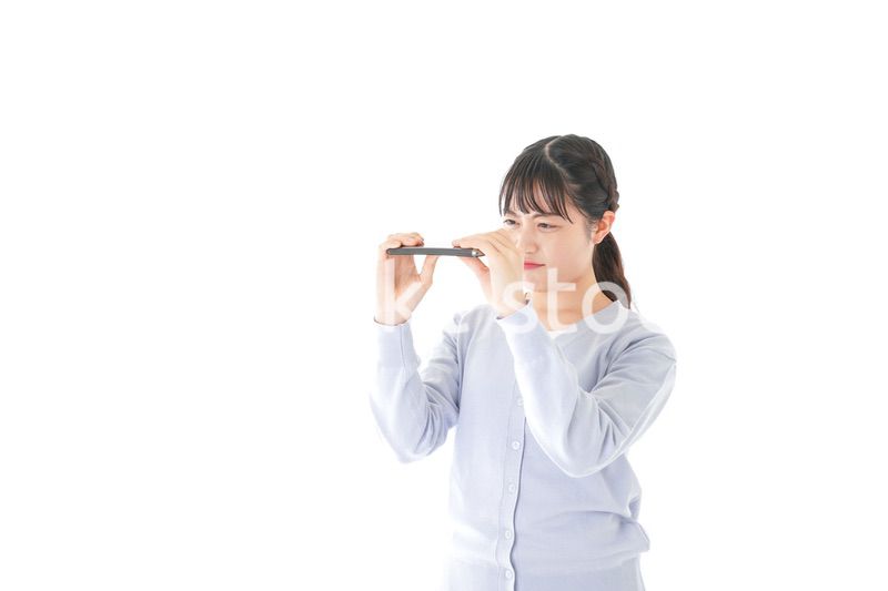 スマホを壊す若い女子学生