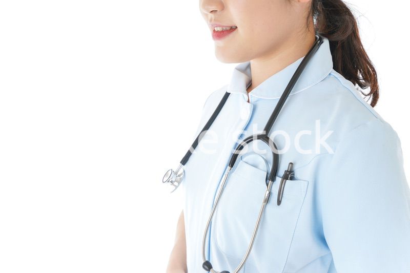 ナース服を着た若い女性看護師