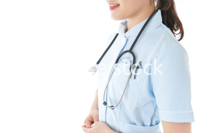 ナース服を着た若い女性看護師