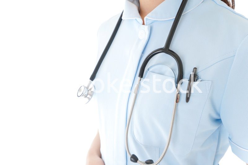 ナース服を着た若い女性看護師