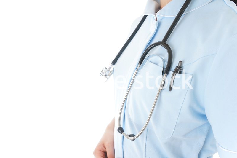 ナース服を着た若い女性看護師