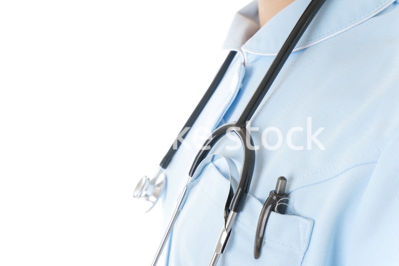 ナース服を着た若い女性看護師