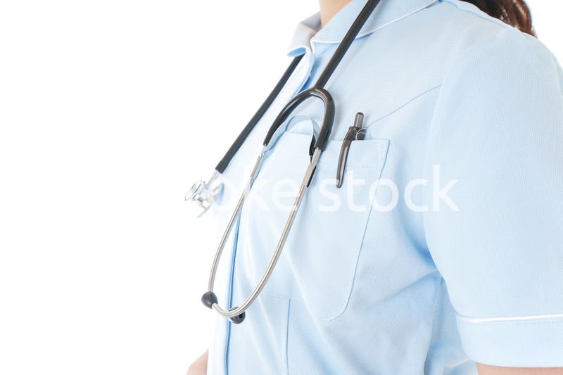 ナース服を着た若い女性看護師