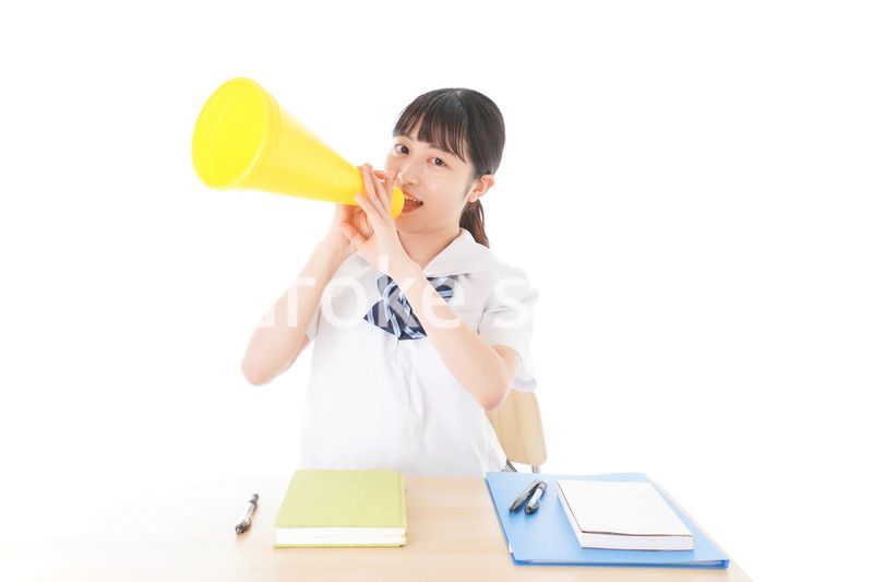 応援をする制服姿の女子学生