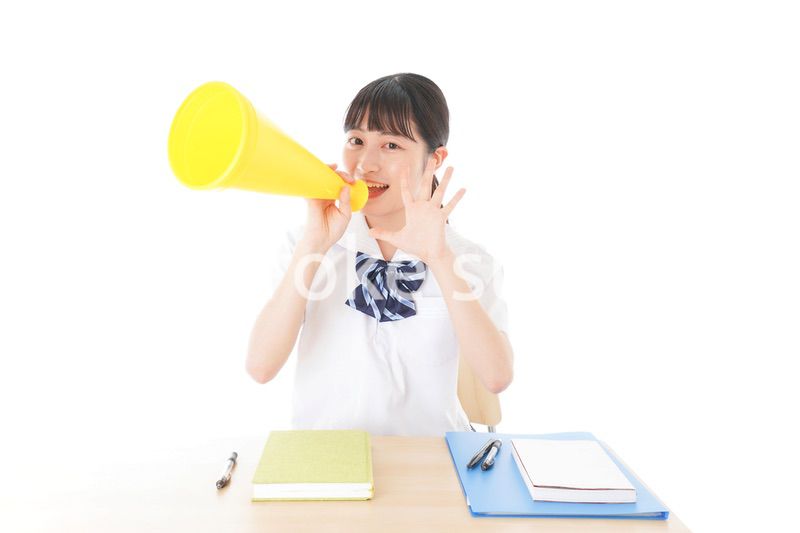 応援をする制服姿の女子学生