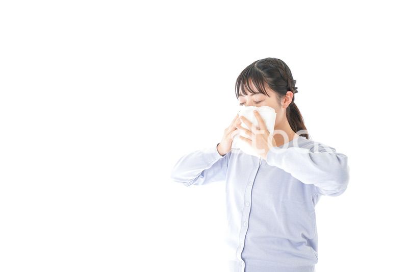 花粉症に苦しむ若い女性