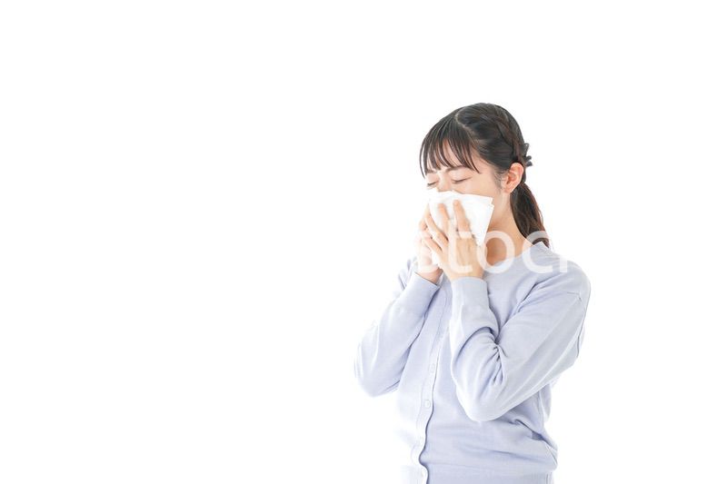 花粉症に苦しむ若い女性