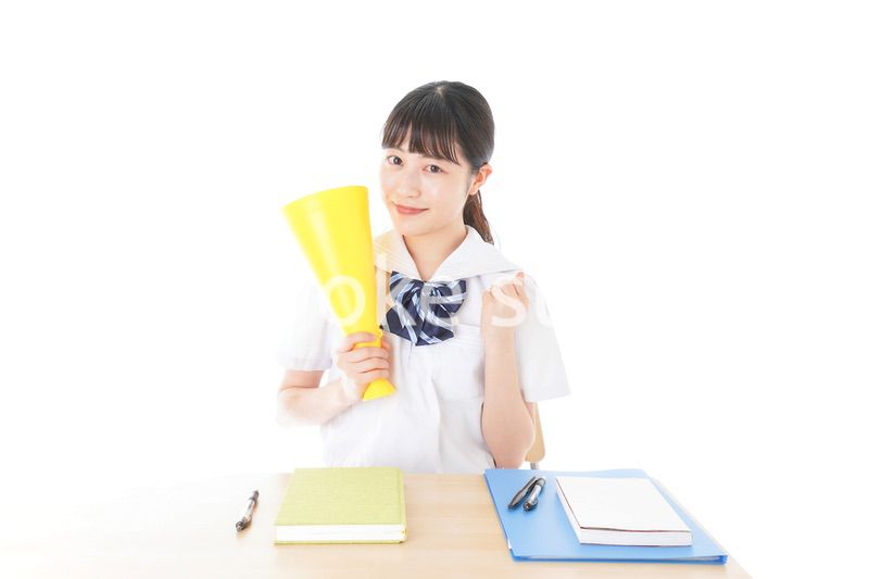 応援をする制服姿の女子学生