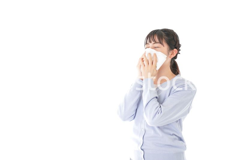 花粉症に苦しむ若い女性