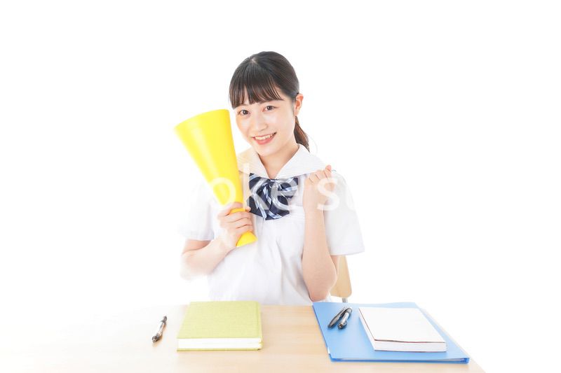 応援をする制服姿の女子学生
