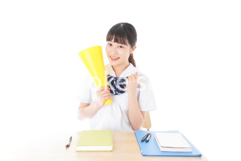 応援をする制服姿の女子学生