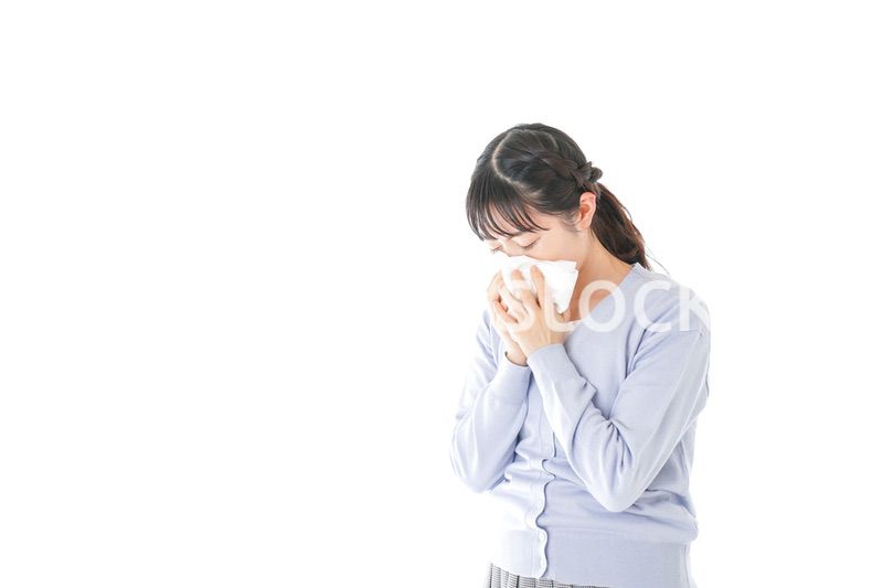 花粉症に苦しむ若い女性