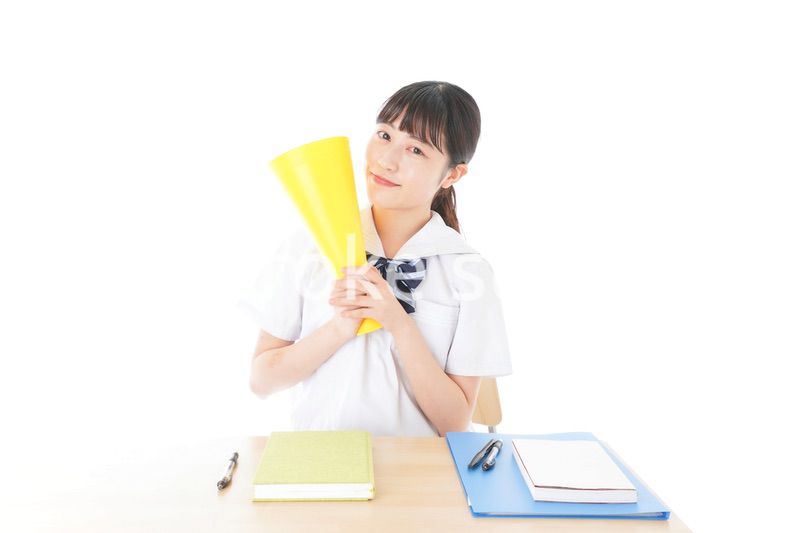 応援をする制服姿の女子学生